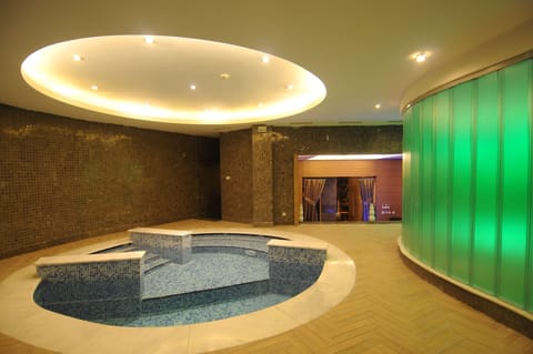 Indoor spa tub