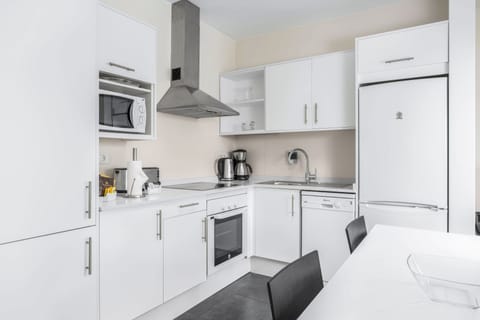 Apartment, 2 Bedrooms | Private kitchen | Fridge, microwave, oven, stovetop