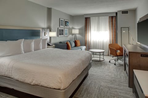 Premium bedding, in-room safe, desk, laptop workspace