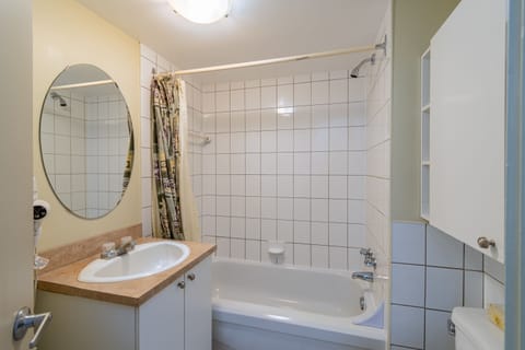 Condo, 1 Bedroom, Kitchen | Bathroom | Rainfall showerhead, free toiletries, hair dryer, towels