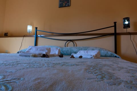 Basic Double Room, Shared Bathroom | 1 bedroom, Select Comfort beds, individually furnished, desk