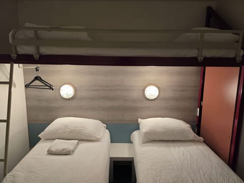 Triple Room | Desk, free WiFi, bed sheets