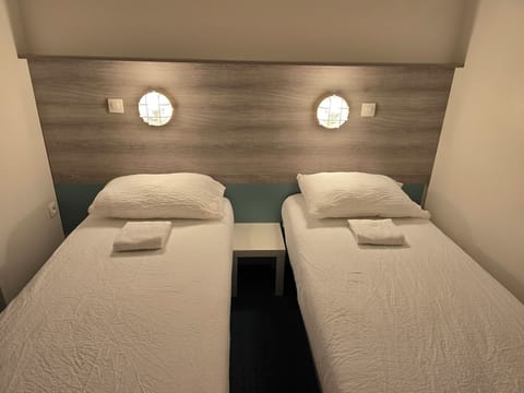 Twin room | Desk, free WiFi, bed sheets