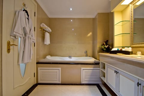 Deluxe city view with jacuzzi | Bathroom | Separate tub and shower, rainfall showerhead, free toiletries