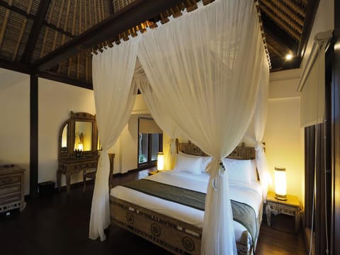 Suite | Premium bedding, in-room safe, desk, laptop workspace