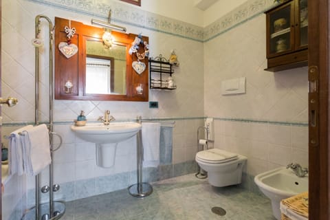 City Double Room, 1 Bedroom | Bathroom | Free toiletries, hair dryer, bidet, towels