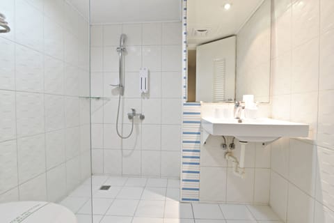 Standard Double Room | Bathroom | Shower, hair dryer, towels