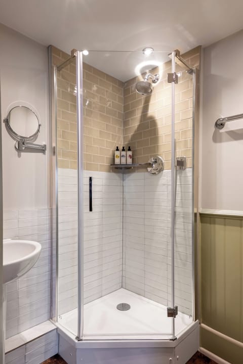 Classic Single Room | Bathroom | Deep soaking tub, rainfall showerhead, free toiletries, hair dryer