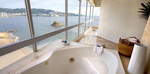 Presidential Suite, 2 Bedrooms, Private Pool, Ocean View | Private spa tub