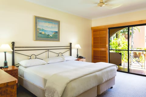 King Poolview Room | In-room safe, desk, iron/ironing board, free cribs/infant beds