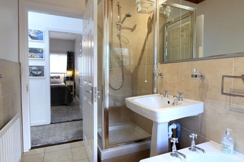 Standard Room, 1 Double Bed | Bathroom | Shower, towels