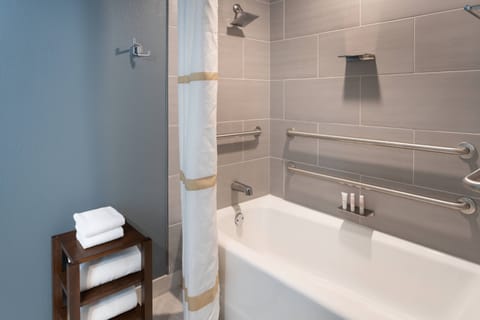 Combined shower/tub, free toiletries, hair dryer, towels