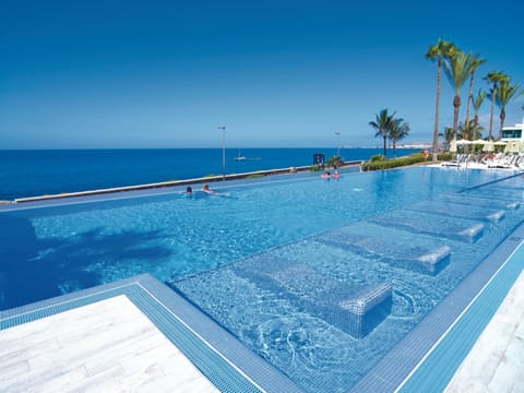 5 outdoor pools, pool umbrellas, sun loungers