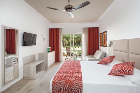 Standard Double Room, Balcony | Free minibar items, in-room safe, free WiFi, bed sheets