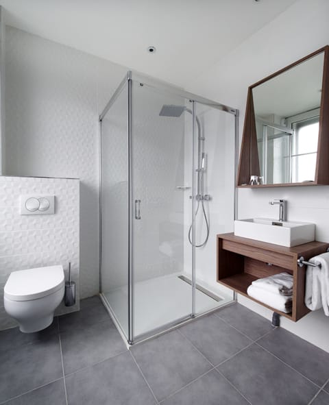 Shower, eco-friendly toiletries, hair dryer, towels