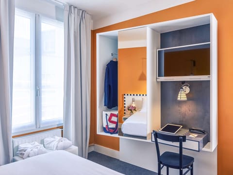 Classic Room, 1 Queen Bed | Minibar, in-room safe, desk, soundproofing