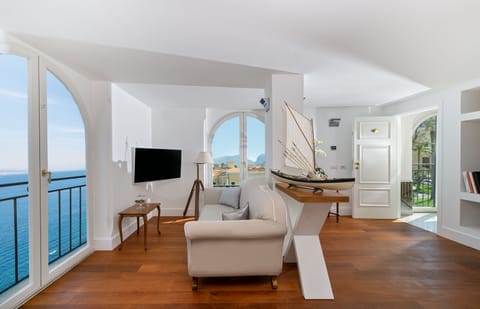 Suite, Hot Tub, Sea View (Vesuvio) | Premium bedding, minibar, in-room safe, individually decorated