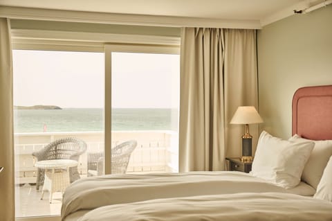 Deluxe Room, Sea View | Pillowtop beds, in-room safe, desk, iron/ironing board