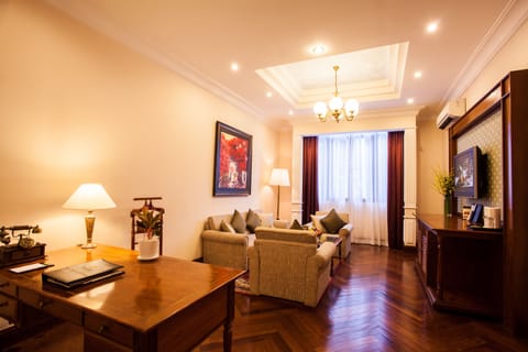 Colonial Suite | Living room | 42-inch TV with satellite channels