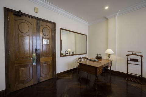 Colonial Suite | Living area | 42-inch TV with satellite channels