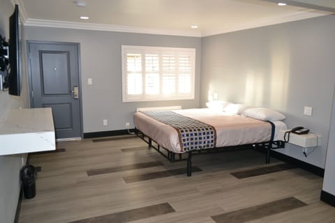 Standard Room, 1 King Bed, Non Smoking | Desk, laptop workspace, free WiFi