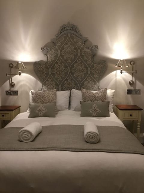 Superior Twin or Double with Private Shower Room | Individually decorated, individually furnished, laptop workspace