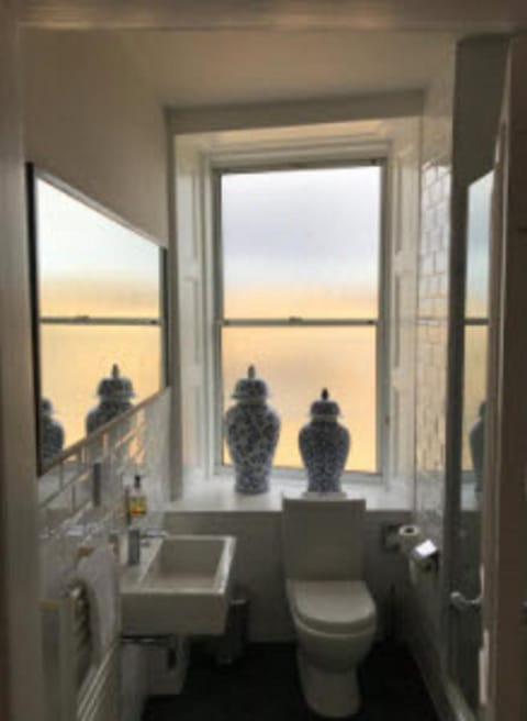 Superior Double Room, Ensuite | Bathroom | Free toiletries, hair dryer, towels