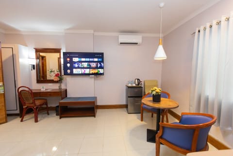 Executive Room | Desk, laptop workspace, iron/ironing board, rollaway beds