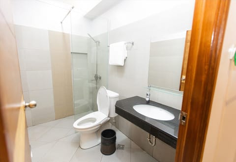 Executive Room | Bathroom | Shower, free toiletries, hair dryer, towels