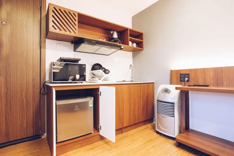 Panoramic Studio, City View | Private kitchenette | Fridge, microwave, oven, stovetop