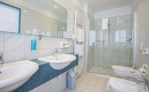 Comfort Double Room | Bathroom | Free toiletries, hair dryer, towels