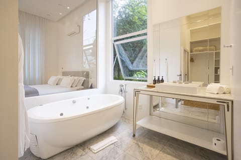 Presidential Suite, 1 King Bed | Bathroom | Designer toiletries, hair dryer, bathrobes, slippers