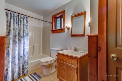 Pine Cottage (Pet Friendly) | Bathroom | Combined shower/tub, hair dryer, towels