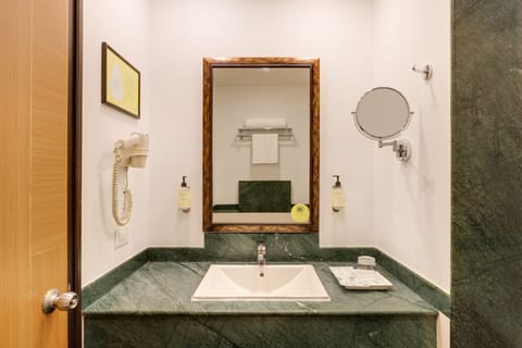 Executive Suite | Bathroom | Rainfall showerhead, free toiletries, hair dryer, slippers