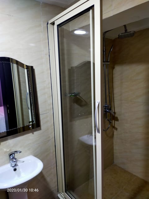 Luxury Room | Bathroom | Free toiletries, bathrobes, towels, soap