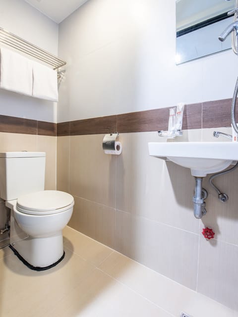 Standard Double Room | Bathroom | Shower, rainfall showerhead, free toiletries, bidet