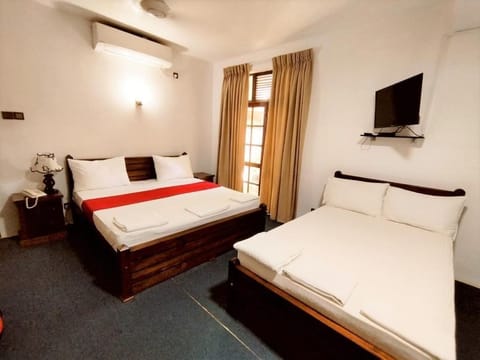 Deluxe Triple Room | Iron/ironing board, free WiFi