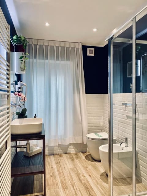 Deluxe Double Room (Jazz 2) | Bathroom | Shower, rainfall showerhead, free toiletries, hair dryer