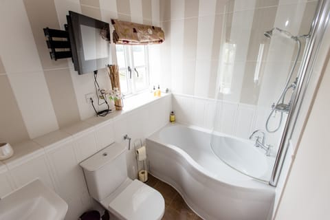 Double Room (Queen Bee) | Bathroom | Free toiletries, hair dryer, bathrobes, towels