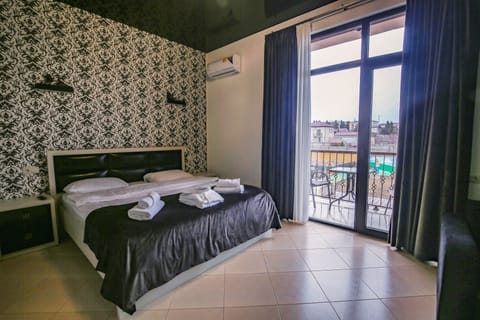 Luxury Double Room (9) | Individually decorated, individually furnished, blackout drapes