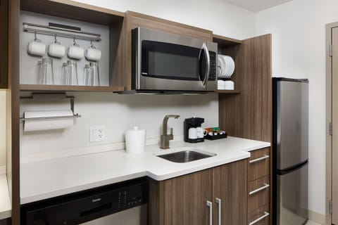 Studio Suite, 1 King Bed, Non Smoking | Private kitchen