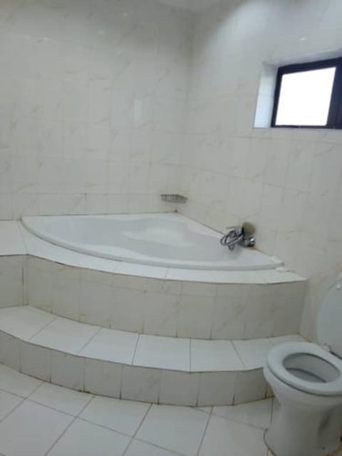 Executive Room | Bathroom | Rainfall showerhead, free toiletries, hair dryer, towels