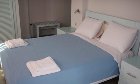 Double Room | In-room safe, iron/ironing board, cribs/infant beds, free WiFi