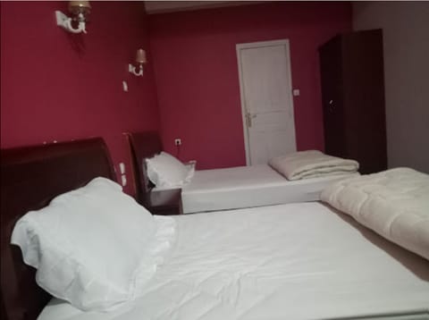 Triple Room | Desk, free WiFi, bed sheets