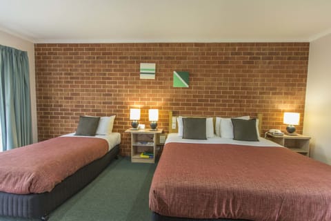 Standard Twin Room | Minibar, iron/ironing board, free WiFi, bed sheets