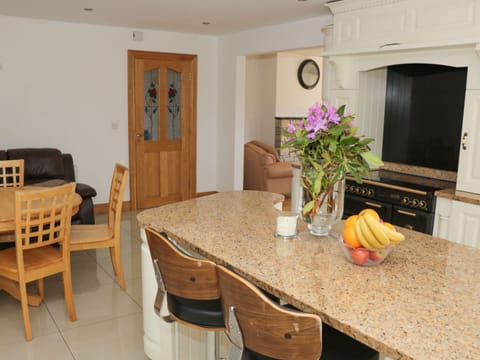 Cottage | Private kitchen | Dishwasher, cookware/dishes/utensils