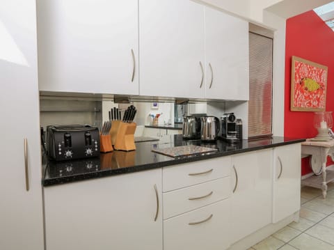 Cottage | Private kitchen | Dishwasher, cookware/dishes/utensils