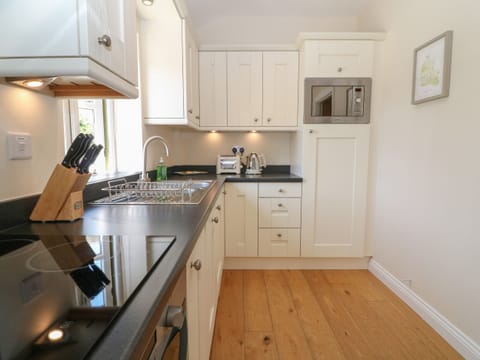 Cottage | Private kitchen | Fridge, microwave, oven, dishwasher