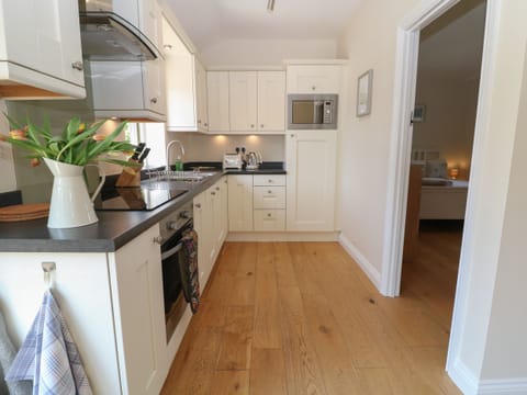 Cottage | Private kitchen | Fridge, microwave, oven, dishwasher
