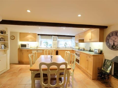 Cottage | Private kitchen | Fridge, microwave, stovetop, dishwasher